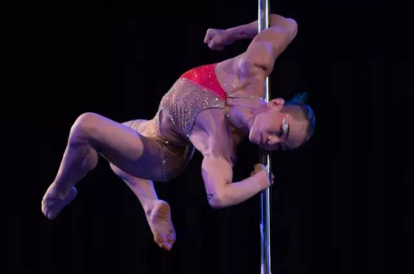 这支为国旗弃赛的钢管舞国家队，值得尊敬的不只是爱国心