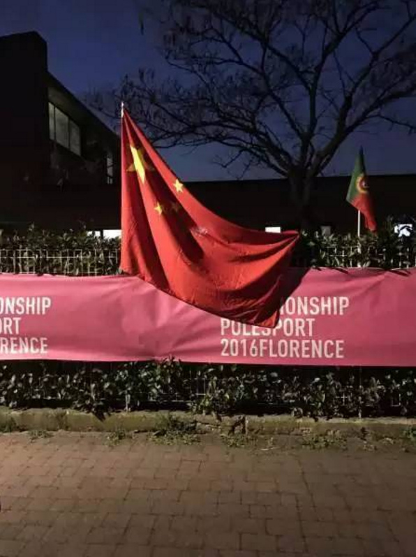 这支为国旗弃赛的钢管舞国家队，值得尊敬的不只是爱国心