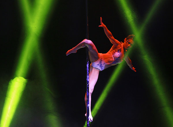 这支为国旗弃赛的钢管舞国家队，值得尊敬的不只是爱国心