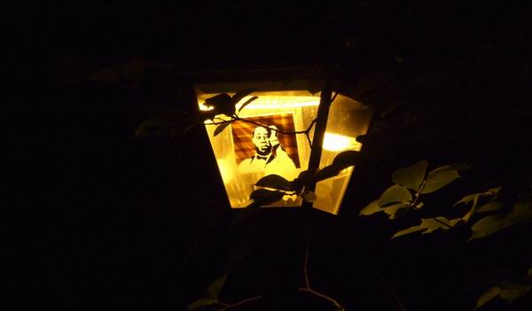 胶带作画，勾勒复古而醉人的城市夜色