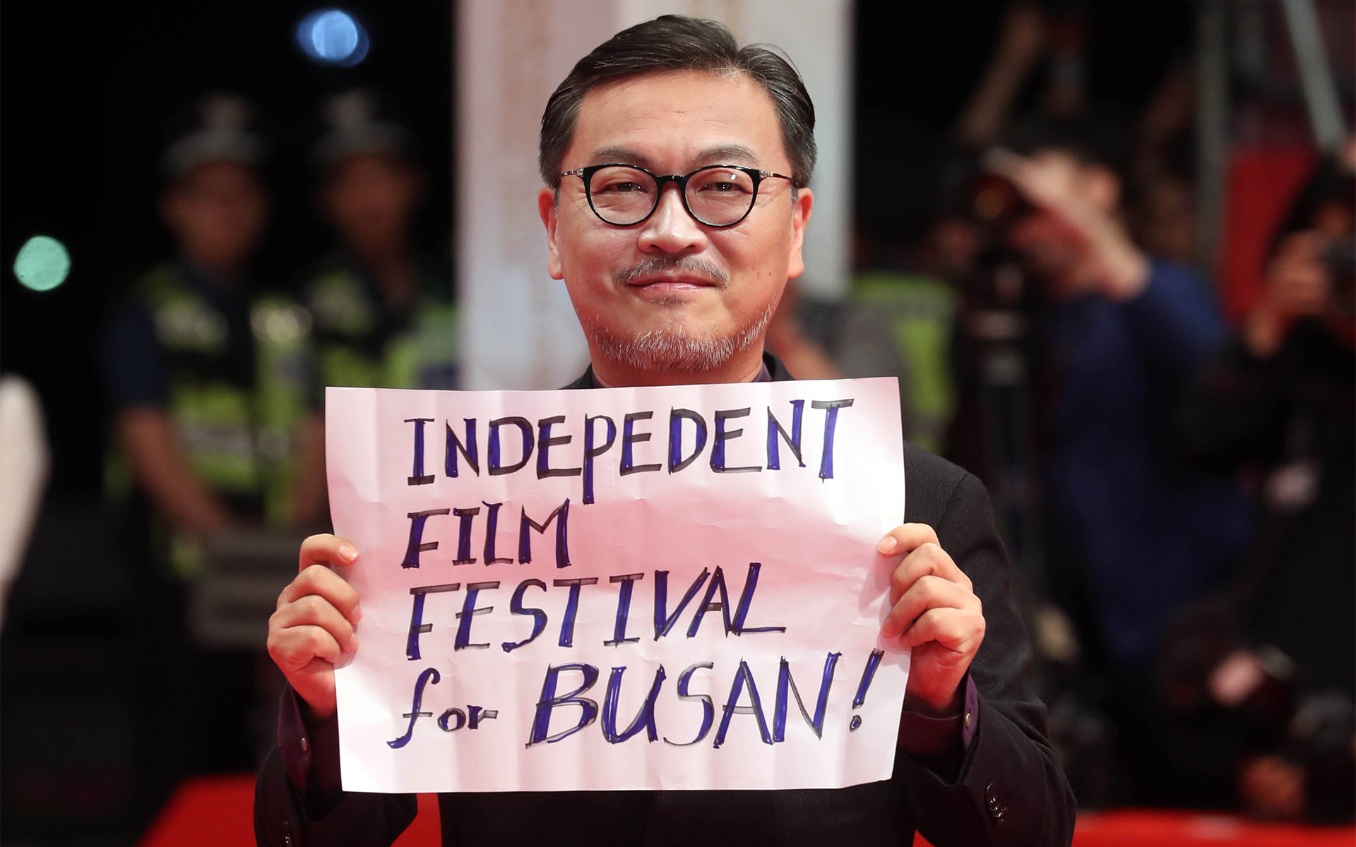 2016年釜山电影节开幕仪式，演员金义城举出的“独立釜山电影节”的标语，以抵制当地政府要求由市长出任评审团主席一职。/CFP
