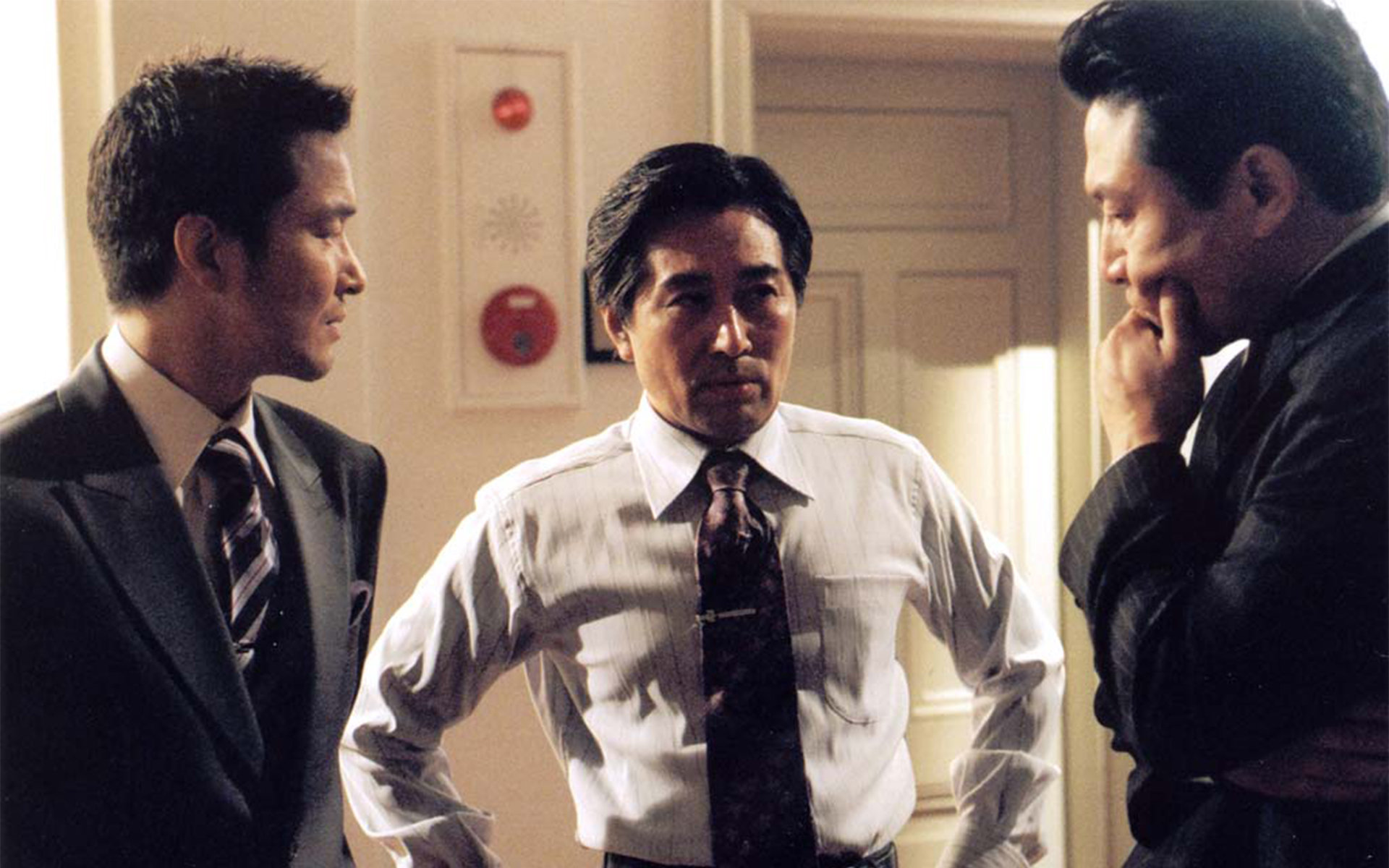 电影《总统致命一击》剧照，中央情报不金部长与自己的两位助手商量刺杀朴正熙的细节。