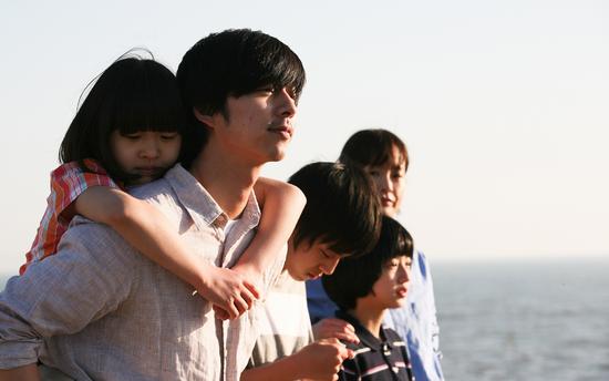 电影《熔炉》中扮演美术老师姜仁浩一角的演员孔侑在服兵役期间发现了小说原本，委托经纪人联系孔泳枝，退役后极力促成了电影的拍摄。