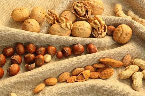 每天吃20克坚果，可降低患冠心病风险