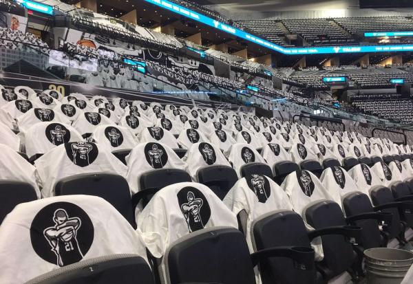 邓肯21号球衣正式退役，为他演讲的波波维奇哭了吗？