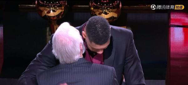 邓肯21号球衣正式退役，为他演讲的波波维奇哭了吗？