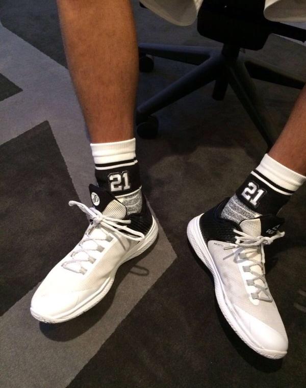 邓肯21号球衣正式退役，为他演讲的波波维奇哭了吗？