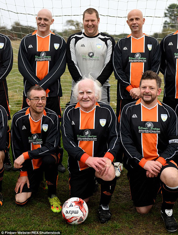 这位英国81岁大爷又进球了，癌症和包夹防守都被他甩在身后