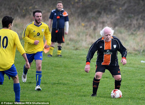 这位英国81岁大爷又进球了，癌症和包夹防守都被他甩在身后