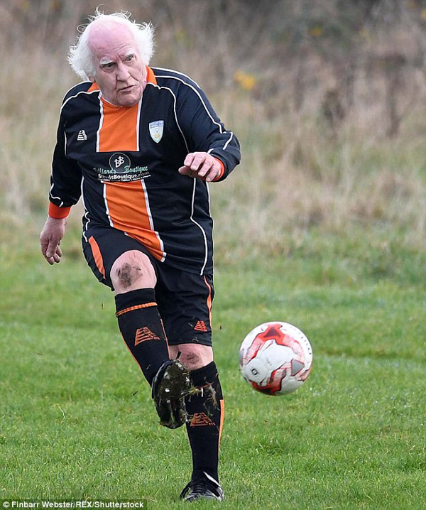 这位英国81岁大爷又进球了，癌症和包夹防守都被他甩在身后