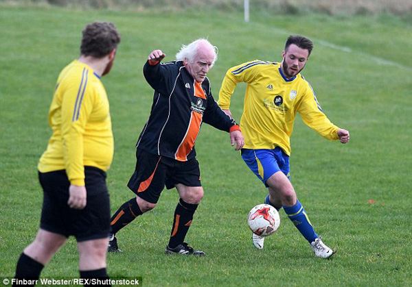 这位英国81岁大爷又进球了，癌症和包夹防守都被他甩在身后