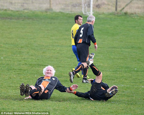 这位英国81岁大爷又进球了，癌症和包夹防守都被他甩在身后