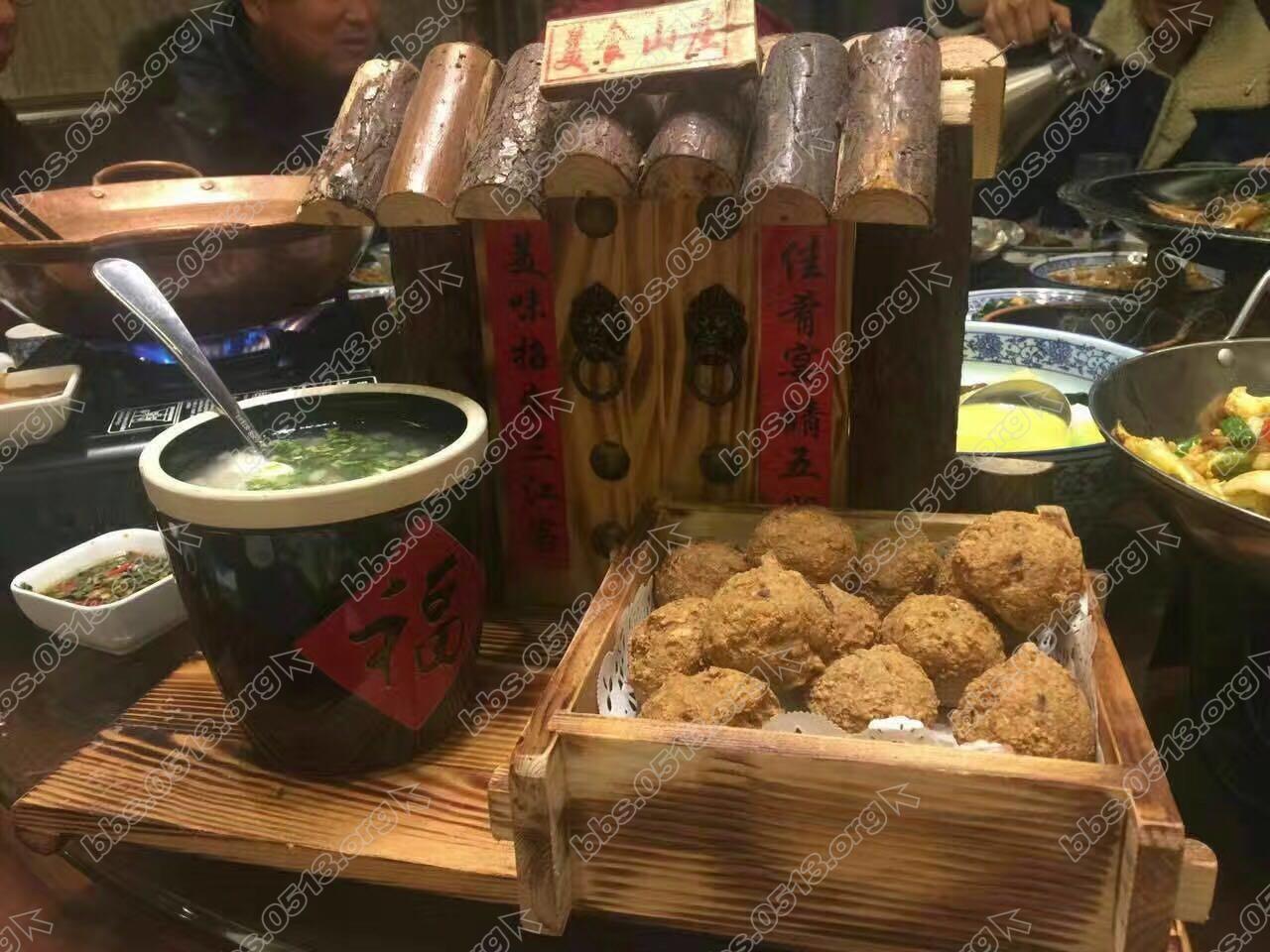 豆腐做的圆子，吃起来真心不错，外脆内嫩