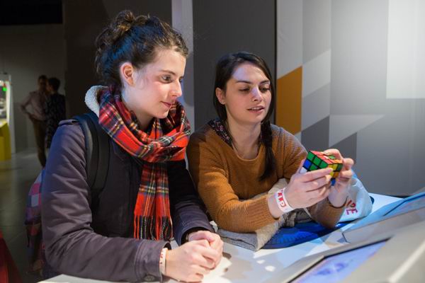 最受学霸欢迎的放松游戏：还原魔方，更快手速等你来挑战