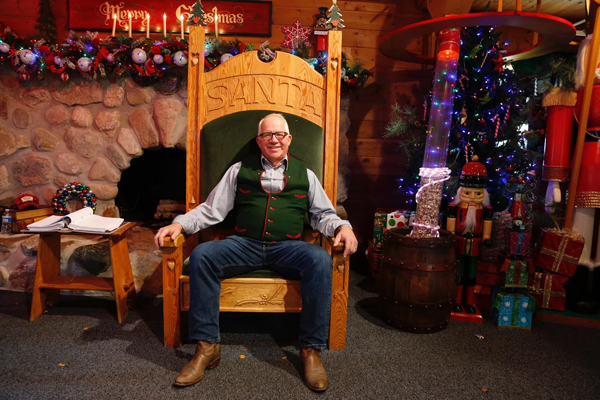 驾雪橇、养驯鹿只是基本技能，一枚专业圣诞老人如何养成？