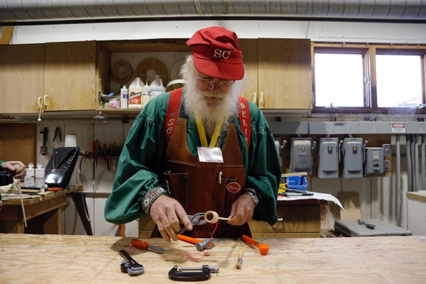 驾雪橇、养驯鹿只是基本技能，一枚专业圣诞老人如何养成？