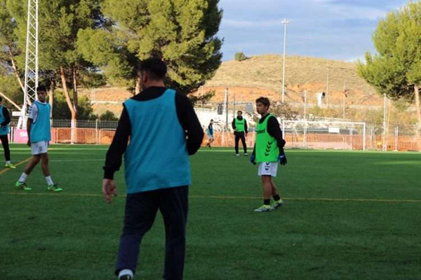 当海外球员都回国捞金，这个19岁少年等来了他的“留洋梦”