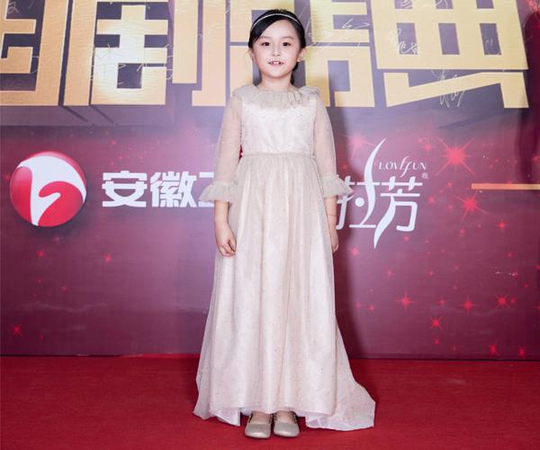 今年“国剧”不颁奖，那就和谐地赏红毯吧