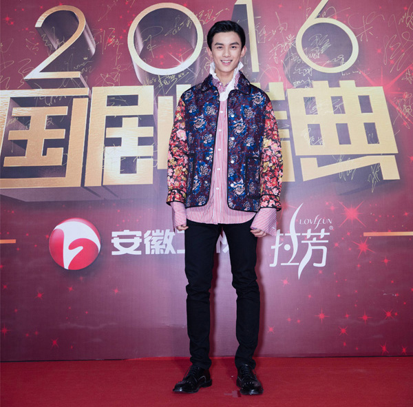 今年“国剧”不颁奖，那就和谐地赏红毯吧