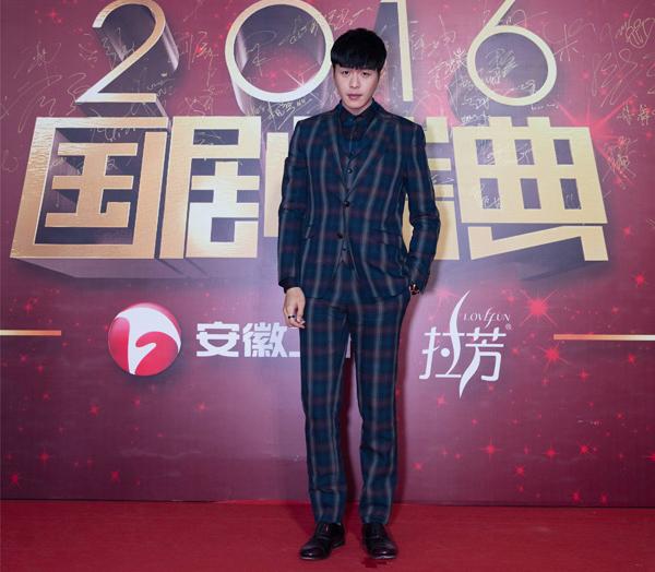 今年“国剧”不颁奖，那就和谐地赏红毯吧