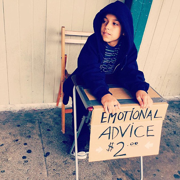 趣看｜11岁小男生地铁摆摊情感咨询，每次仅收两美元