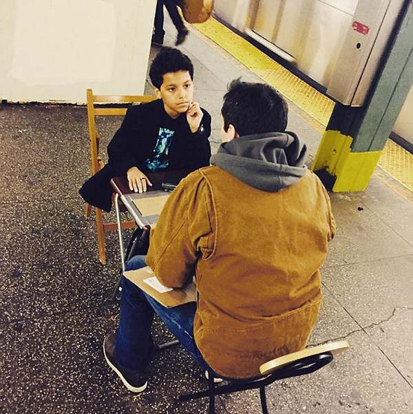 趣看｜11岁小男生地铁摆摊情感咨询，每次仅收两美元