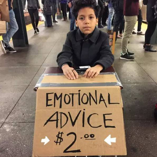 趣看｜11岁小男生地铁摆摊情感咨询，每次仅收两美元
