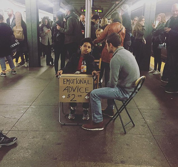 趣看｜11岁小男生地铁摆摊情感咨询，每次仅收两美元