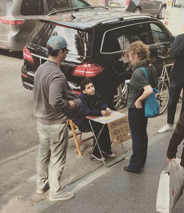 趣看｜11岁小男生地铁摆摊情感咨询，每次仅收两美元