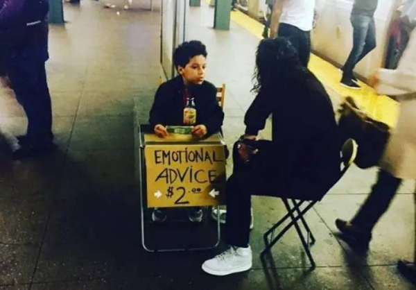 趣看｜11岁小男生地铁摆摊情感咨询，每次仅收两美元