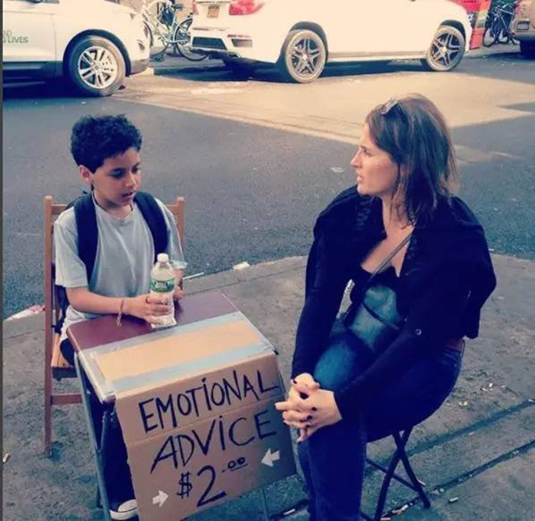 趣看｜11岁小男生地铁摆摊情感咨询，每次仅收两美元