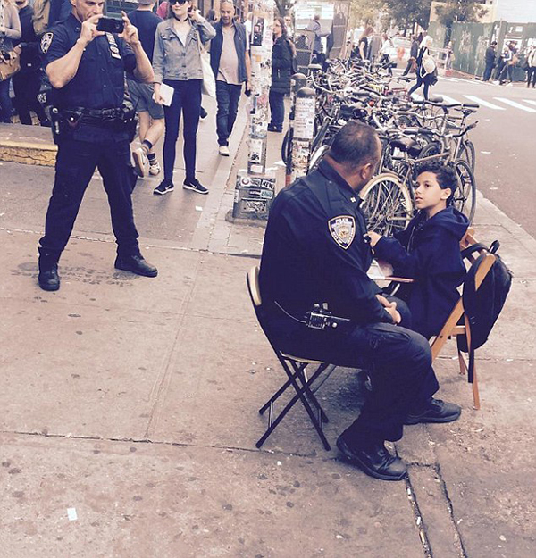 趣看｜11岁小男生地铁摆摊情感咨询，每次仅收两美元