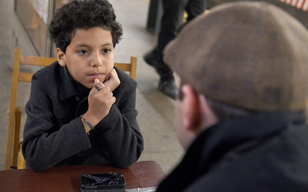 趣看｜11岁小男生地铁摆摊情感咨询，每次仅收两美元