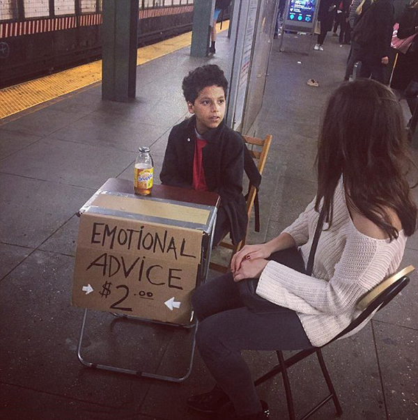 趣看｜11岁小男生地铁摆摊情感咨询，每次仅收两美元