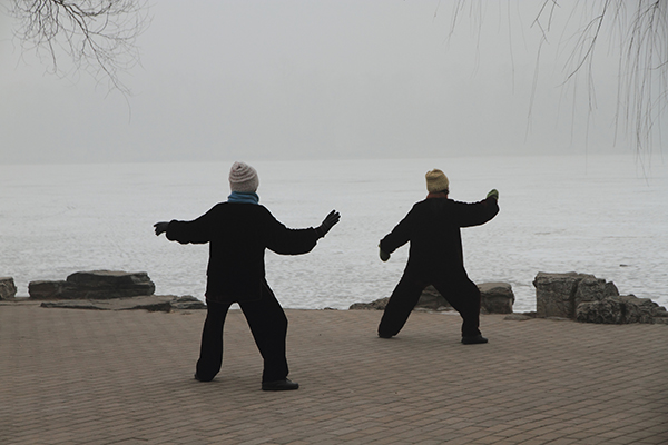空巢老人更需情感关怀，冬季不宜早起晨练