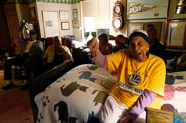 真正的勇士球迷！看完一场大胜，107岁的她安详离世