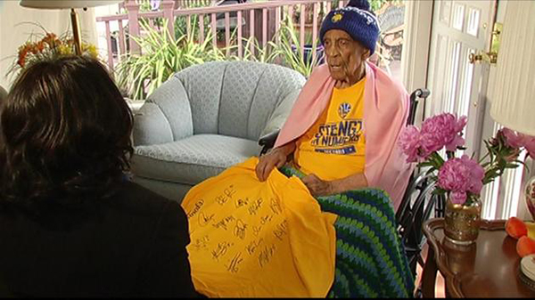 真正的勇士球迷！看完一场大胜，107岁的她安详离世