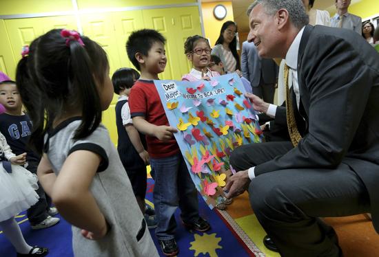 2014年5月，纽约华人儿童早教中心，市长白思豪探访学前班。/AP