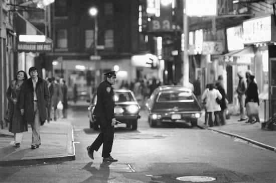 1977年3月，纽约唐人街，发生枪击后一名警察在巡逻。/AP