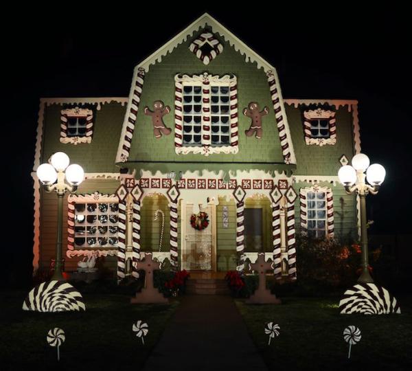 你的完美圣诞节，就差这个应有尽有的姜饼城堡了