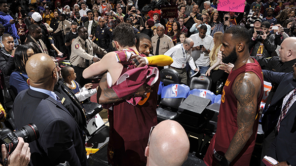 新时代的宿敌从圣诞大战开始？这是属于骑士和勇士的命运