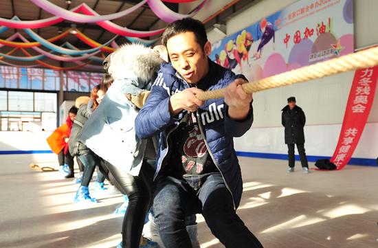 2016年12月13日，张家口市2016年残疾人冰雪竞技活动在宣化仿真滑冰场进行冰上拔河项目比赛 /CFP