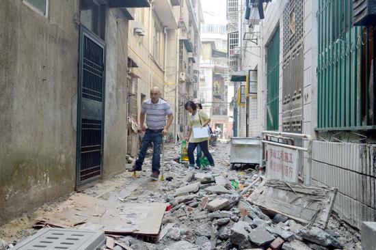 湖南常德，瓦砾碎片中行走的残疾人 /CFP