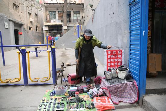 湖南常德，瓦砾碎片中行走的残疾人 /CFP