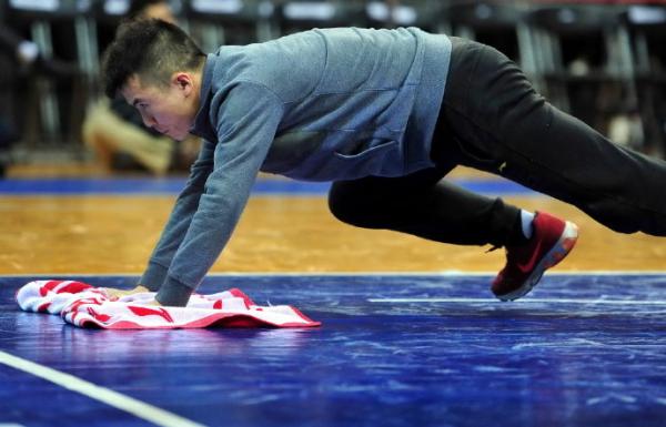 对话CBA最火“擦地哥”：3年做义工，家人说我脑子进水了