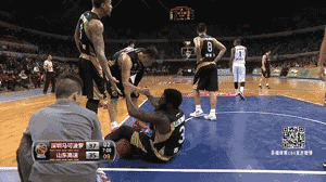 对话CBA最火“擦地哥”：3年做义工，家人说我脑子进水了