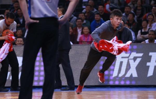 对话CBA最火“擦地哥”：3年做义工，家人说我脑子进水了