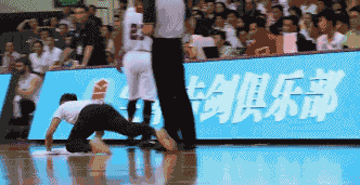 对话CBA最火“擦地哥”：3年做义工，家人说我脑子进水了