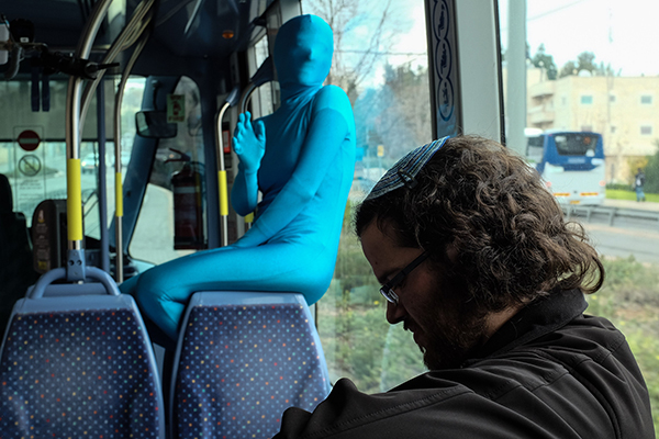 趣看｜耶路撒冷：彩色紧身衣小人街头暴走庆祝光明节