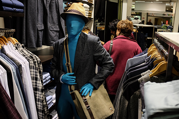 趣看｜耶路撒冷：彩色紧身衣小人街头暴走庆祝光明节